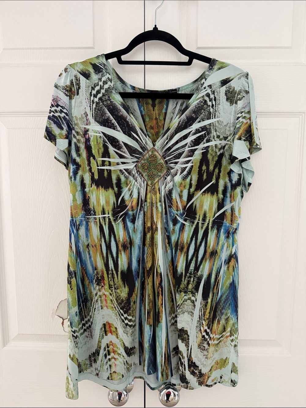 Apt. 9 Multi-Color V-Neck Short Sleeve Tunic with Medallion Detail